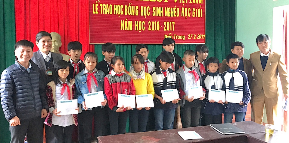 150 suất học bổng Grobest Việt Nam đến với học sinh nghèo xứ Nghệ - 4 Đại diện Công ty Grobest Việt Nam trao học bổng cho các em học sinh Trường THCS Diễn Trung, huyện Diễn Châu.