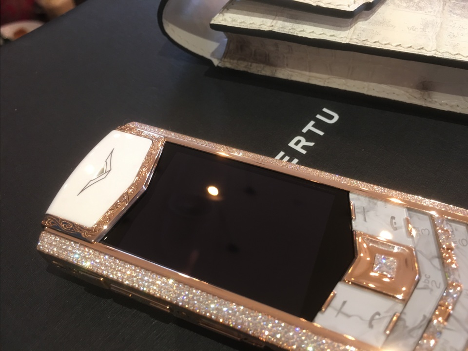 Bộ đôi Vertu Signature S đặc biệt về Việt Nam có giá lên đến 3 tỷ đồng - 10 Bộ đôi Vertu Signature S đặc biệt về Việt Nam có giá lên đến 3 tỷ đồng - 10