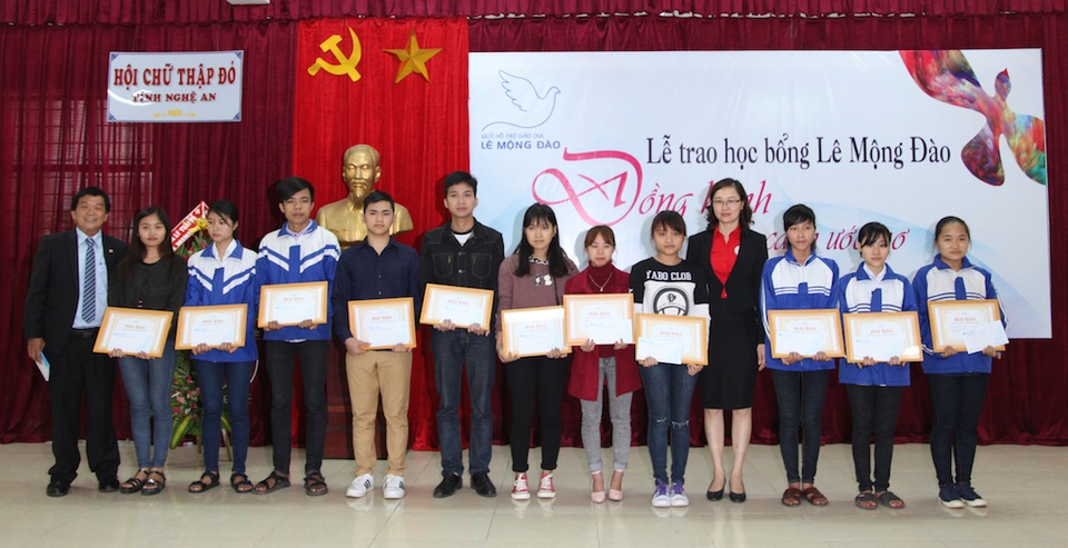 79 HS-SV xứ Nghệ được nhận học bổng Lê Mộng Đào - 1 Dịp này, Quỹ hỗ trợ giáo dục Lê Mộng Đào đã trao Giấy khen và học bổng cho 79 em học sinh, sinh viên hoàn cảnh khó khăn có thành tích cao trong học tập với tổng trị giá lên đến 166.500.000 đồng.