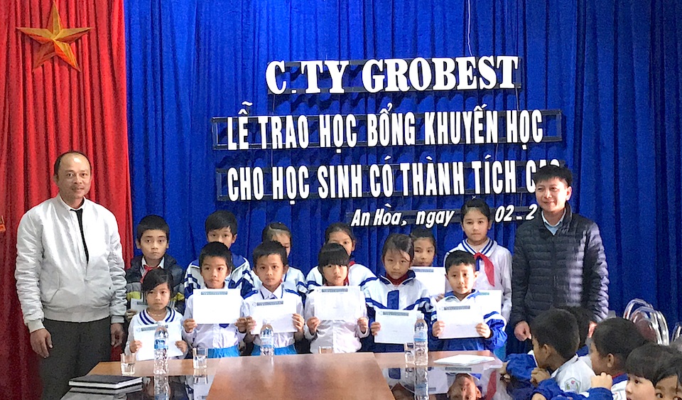 150 suất học bổng Grobest Việt Nam đến với học sinh nghèo xứ Nghệ - 7 25 em học sinh Trường Tiểu học An Hoà - vùng biển xã An Hoà, huyện Quỳnh Lưu nhận học bổng.
