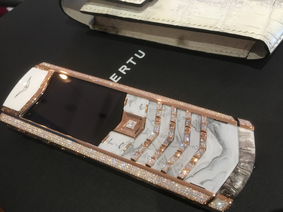 Bộ đôi Vertu Signature S đặc biệt về Việt Nam có giá lên đến 3 tỷ đồng - 4 Phiên bản của nam giới