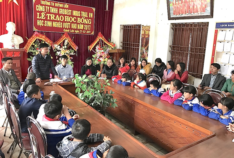 150 suất học bổng Grobest Việt Nam đến với học sinh nghèo xứ Nghệ - 9 Tiếp đến là 25 em học sinh Trường Tiểu học Quỳnh Liên đón nhận học bổng giá trị.