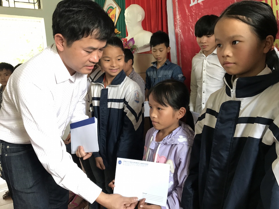150 suất học bổng Grobest Việt Nam đến với học sinh nghèo xứ Nghệ - 1 Ông Đặng Văn Thành - Giám đốc vùng Bắc miền Trung, Công ty TNHH Grobest Việt Nam trao quà đến các em học sinh Trường Tiểu học Mỹ Sơn, Đô Lương.