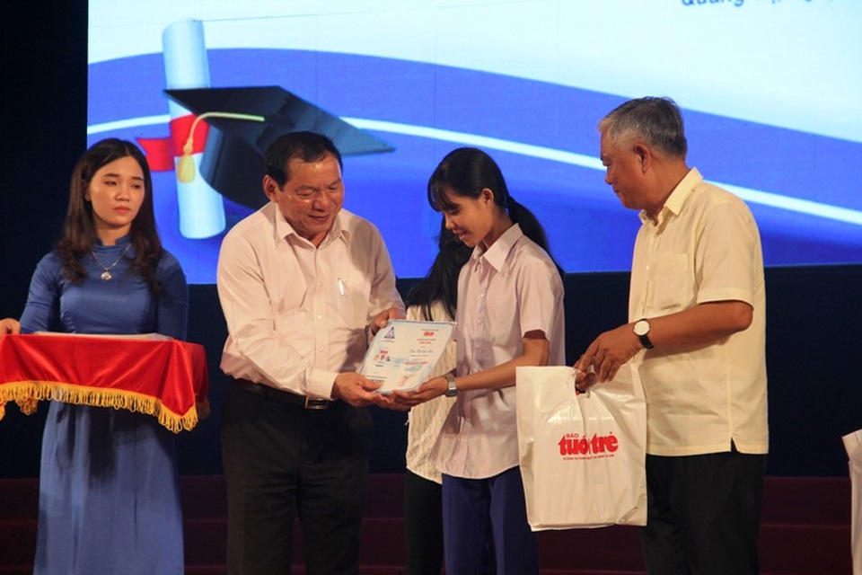 Học bổng “Tiếp sức đến trường” chắp cánh tương lai cho hơn 200 tân sinh viên nghèo - 1 Ông Nguyễn Văn Hùng, Bí thư Tỉnh ủy Quảng Trị trao học bổng đến các tân sinh viên