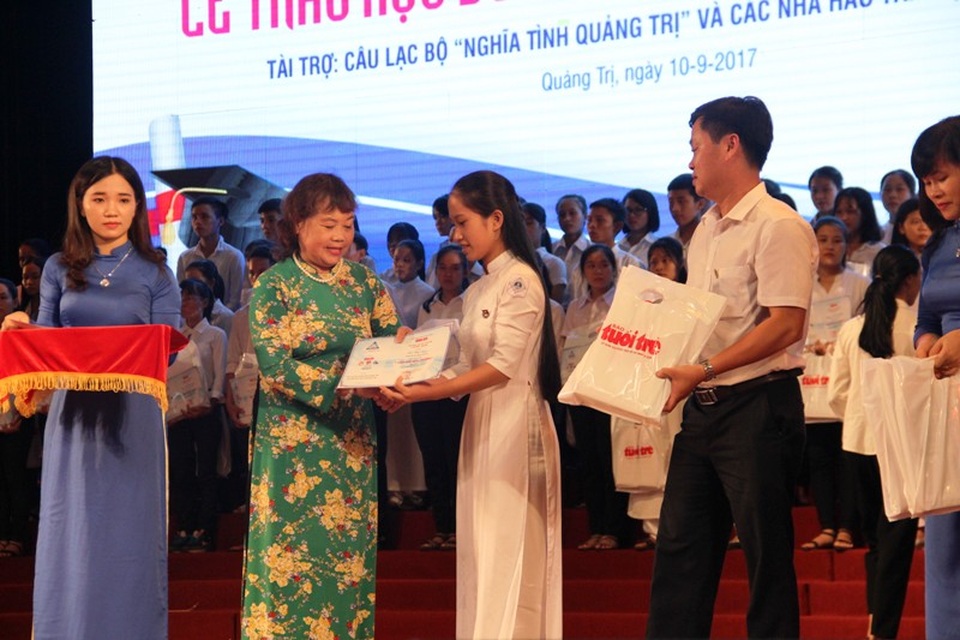 Học bổng “Tiếp sức đến trường” chắp cánh tương lai cho hơn 200 tân sinh viên nghèo - 3 Bà Nguyễn Thị Hồng Vân, Chủ tịch Hội Khuyến học tỉnh Quảng Trị trao học bổng cho các em có hoàn cảnh khó khăn