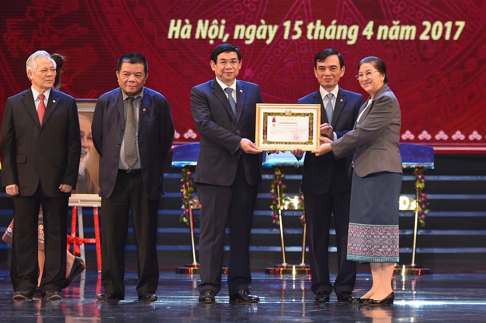 Thủ tướng Nguyễn Xuân Phúc: BIDV phải nâng tầm cỡ để trở thành một ngân hàng thương mại hàng đầu khu vực - 2
BIDV đón nhận Huân chương độc lập hạng nhất của Chính phủ Lào trao tặng