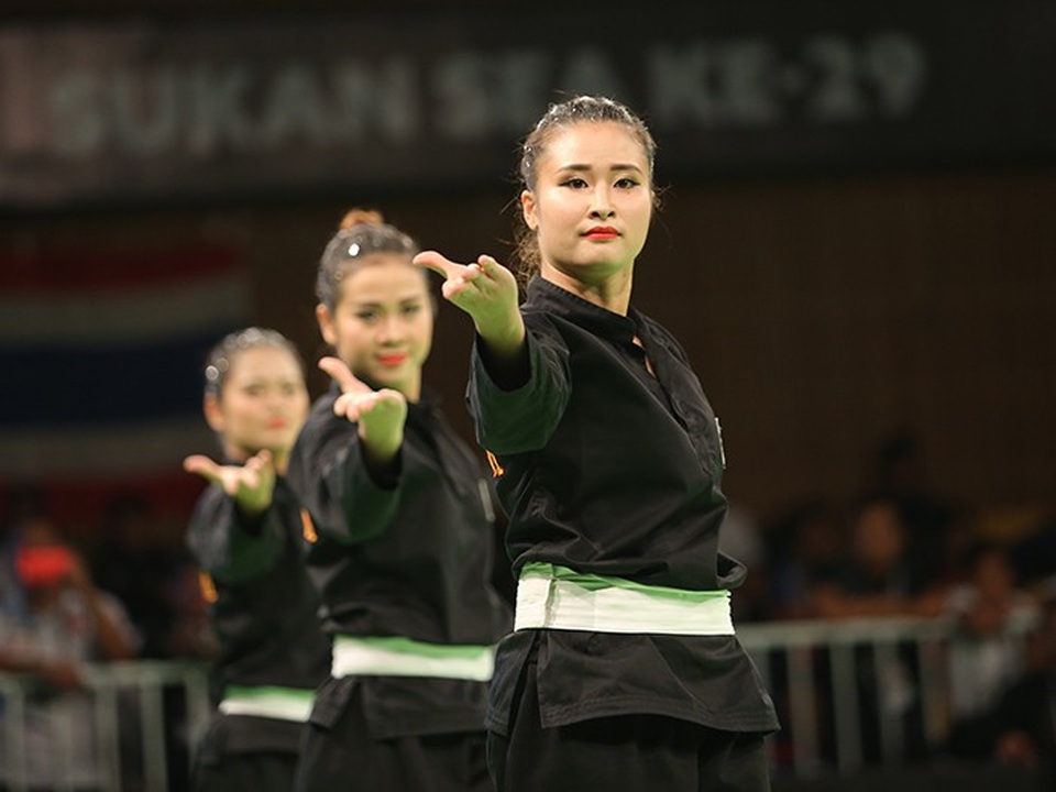 Sau 4 tháng, thể thao Việt Nam nhận thêm HCV SEA Games 29 - 1
Nhóm VĐV pencak silat Huyền-Hà-Thúy từ HCB đồng đội nữ lên HCV