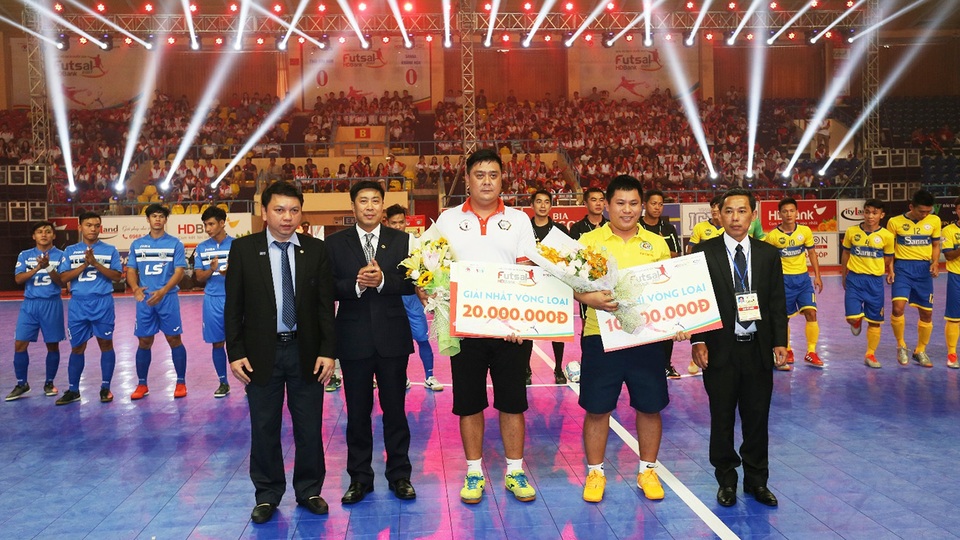 Giải futsal Vô địch quốc gia HDBank 2017 tăng cả về lượng lẫn chất - 3 Trao thưởng cho đội nhất và nhì vòng loại
