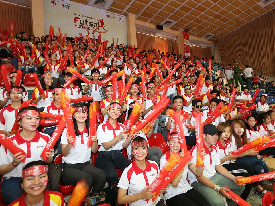 Giải futsal Vô địch quốc gia HDBank 2017 tăng cả về lượng lẫn chất - 2 Đông đảo khán giả đến dự khán ngày khai mạc