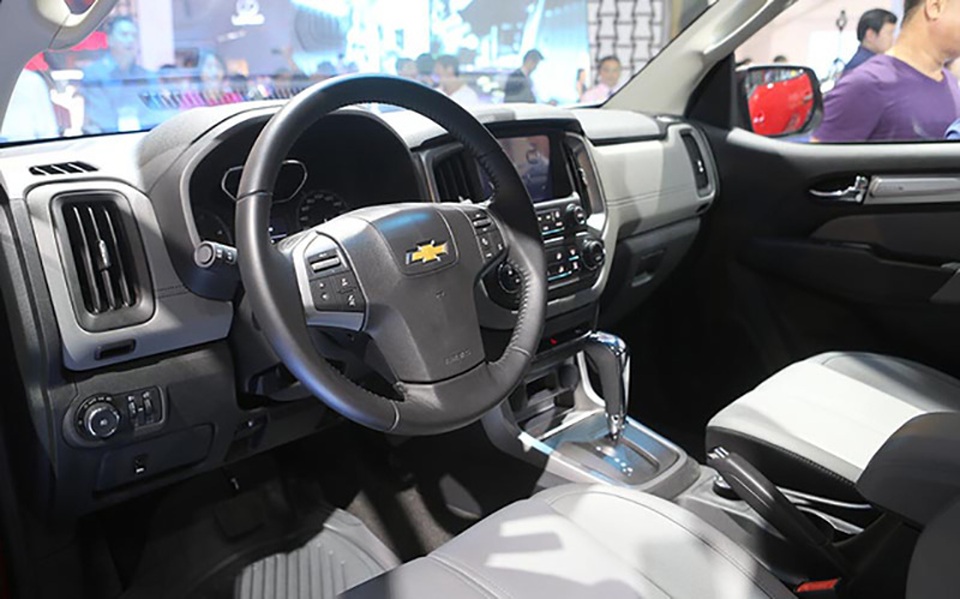 Những kinh nghiệm đi đường an toàn trong dịp Tết - 3 Kiểm tra, kiểm tra, kiểm tra: Hãy bắt đầu việc lái xe một cách thông minh với việc kiểm tra thật kĩ xe và luôn lưu sẵn số điện thoại của dịch vụ cứu hộ giao thông 24h.