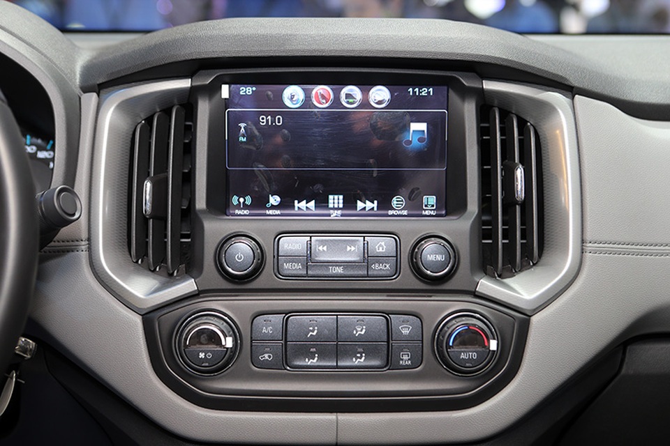 Những kinh nghiệm đi đường an toàn trong dịp Tết - 6
Tránh bị phân tâm: Đừng rời mắt khỏi đường, giữ vững tay lái và đừng đọc hay trả lời tin nhắn cũng như điện thoại khi đang lái xe. Những hệ thống multimedia tiên tiến như Apple Car Play với chức năng Siri Eyes Free trên MyLink của Chevrolet sẽ hỗ trợ tích cực và an toàn hơn cho bạn nếu muốn sử dụng điện thoại hay đọc tin nhắn.