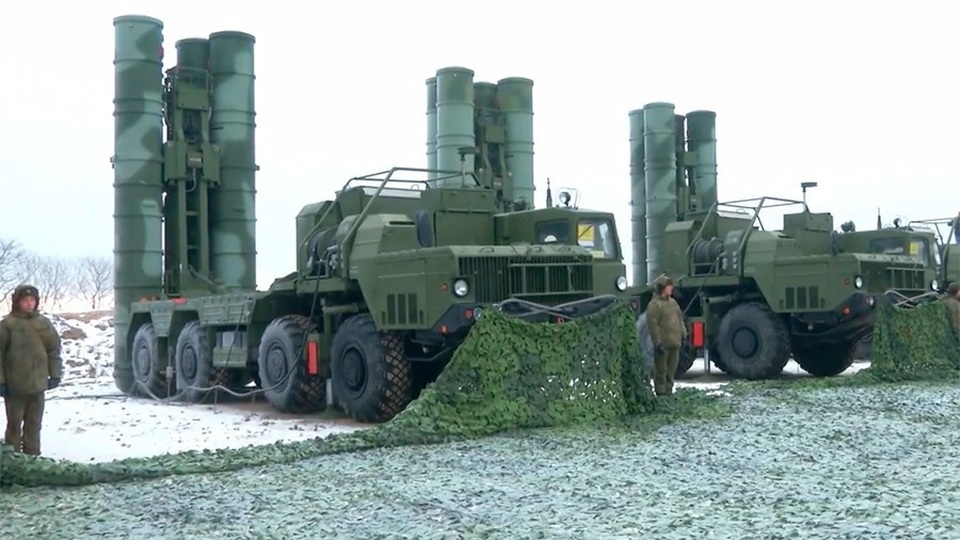 Nga mang “Rồng lửa” S-400 tới sát biên giới Triều Tiên - 1 Hệ thống phòng thủ tên lửa S-400. (Ảnh: Ruptly)