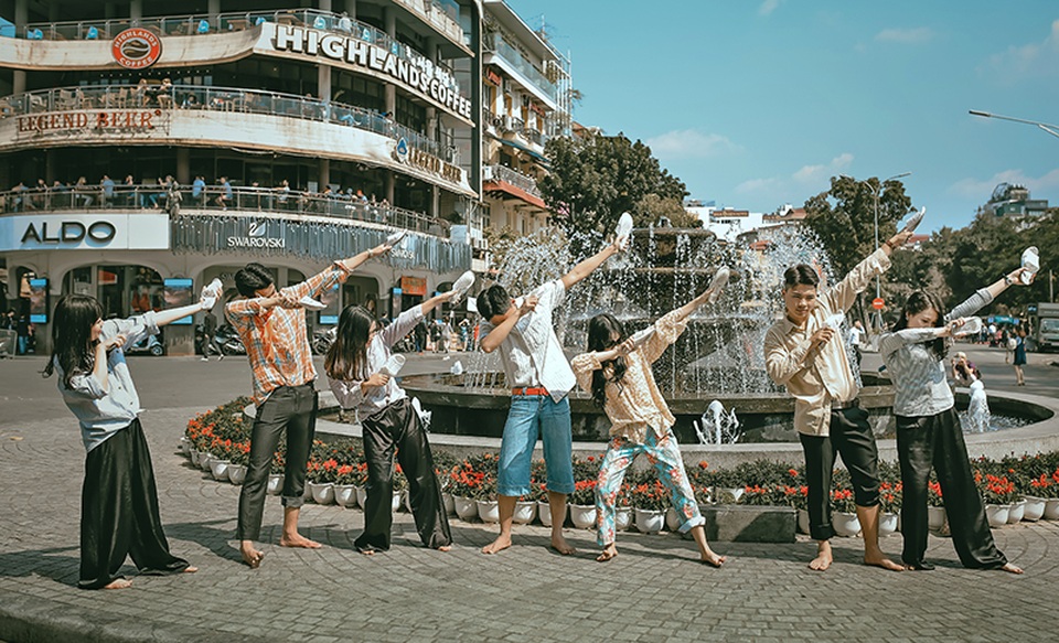 Teen Hà Nội chụp ảnh kỷ yếu mang phong cách thời "dép tổ ong" - 7 Tạo dáng DAB từng nổi đình đám trong giới trẻ.