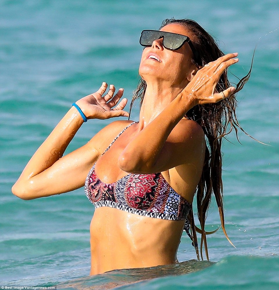 Heidi Klum khoe thân hình siêu mẫu bên bốn đứa con - 2 Heidi Klum khoe thân hình siêu mẫu bên bốn đứa con - 2