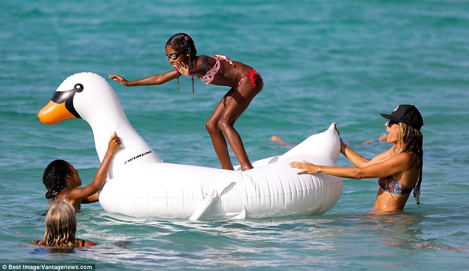 Heidi Klum khoe thân hình siêu mẫu bên bốn đứa con - 9
Những khoảnh khắc ngọt ngào và vui vẻ của bốn mẹ con Heidi Klum