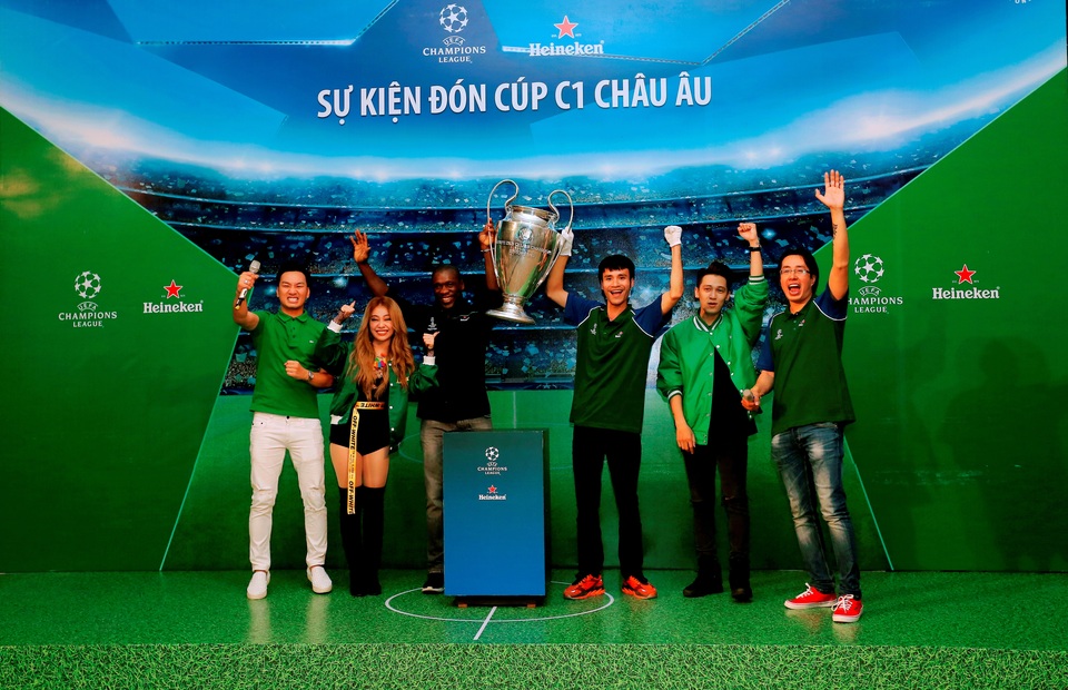 Đón cúp UEFA Champions League – Dấu ấn của những huyền thoại - 9
Giấc mơ của mọi tín đồ bóng đá được hiện thực hóa khi tại mỗi thành phố, một khán giả may mắn nhất đã được nâng cao chiếc cúp UEFA Champions League từ tay các danh thủ huyền thoại. Đây được xem là một đặc quyền chỉ dành riêng cho những nhà vô địch thực sự của giải đấu.