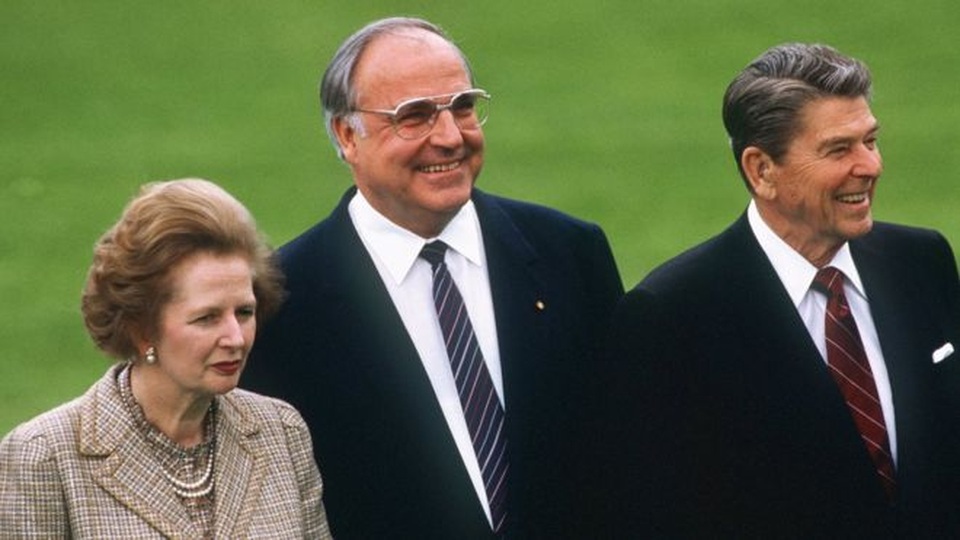 “Kiến trúc sư” thống nhất nước Đức Helmut Kohl qua đời - 1
Cựu Thủ tướng Đức Helmut Kohl (giữa) cùng cựu Thủ tướng Anh Margaret Thatcher (trái) và cựu Tổng thống Ronald Reagan (Ảnh: EPA)
