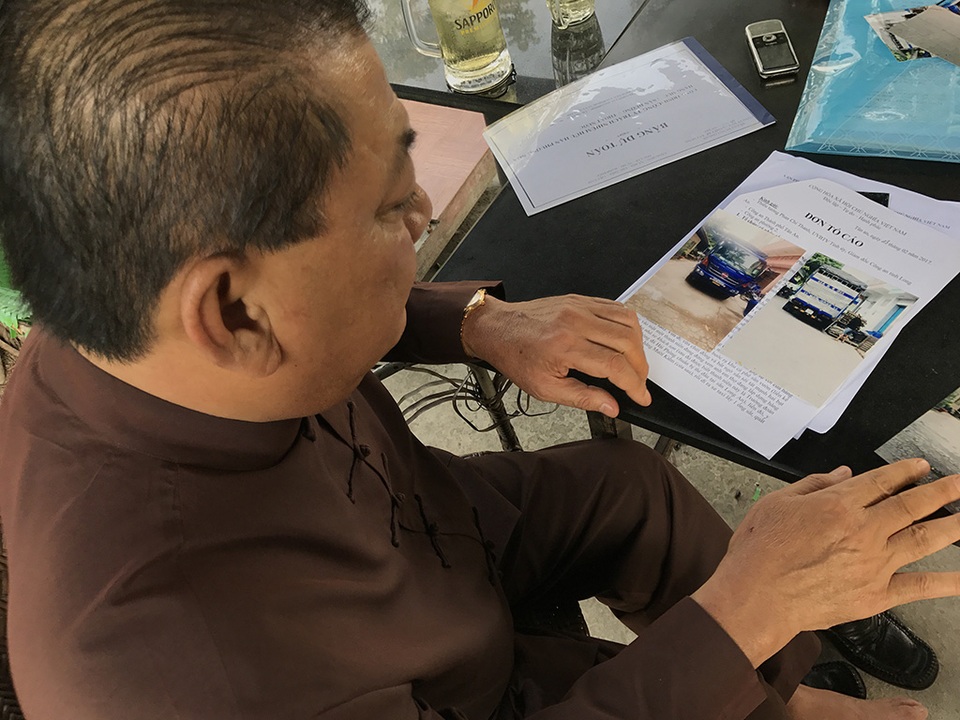 Vụ chủ khách sạn “nhốt” xe thượng tá công an: 15 năm đi kiện đòi con hẻm - 2 Ông Bình liên tục tố cáo bị công ty Vĩnh Phúc thuê người lạ hành hung và lấn chiếm đất gây thiệt hại cho việc kinh doanh.