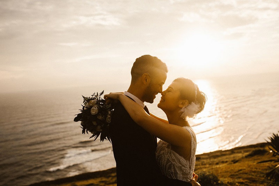 Ban đầu giữa họ chỉ đơn thuần là tình bạn,những cuộc nói chuyện, chia sẻ đã kéo họ lại gần nhau hơn.