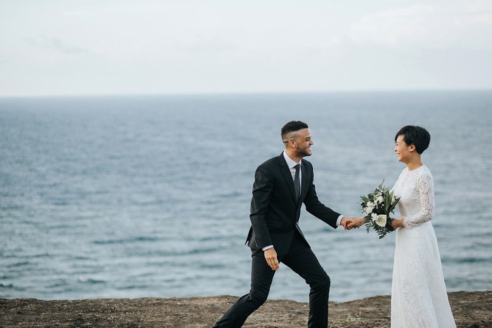 Cặp đôi gặp nhau, nhanh chóng nhận ra đối phương và cùng ngỡ ngàng trước sự vô tình mà hữu ý này khi không hề hẹn nhau