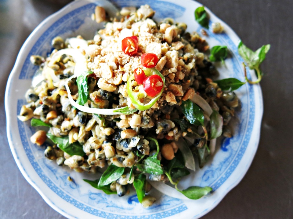 Những món ngon không nên bỏ qua khi đến Hội An - 8 Món hến xào cũng là một trong những món ăn chơi bình dân ở Cẩm Nam, Hội An