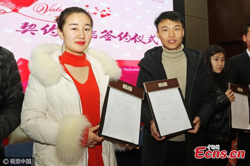 Độc đáo hợp đồng “thử yêu" cấp tốc 72 tiếng ngày Valentine - 1 Những cặp đôi trẻ ký hợp đồng “thử yêu” trong ngày Valentine