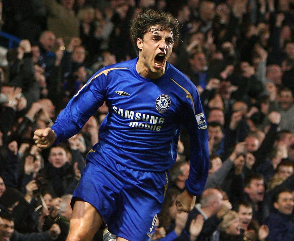 Crespo từng là cầu thủ đắt giá nhất thế giới khi chuyển từ Parma sang Lazio năm 2000 với giá 55 triệu euro. Tổng giá trị chuyển nhượng của cầu thủ này trong sự nghiệp là 120,2 triệu euro.