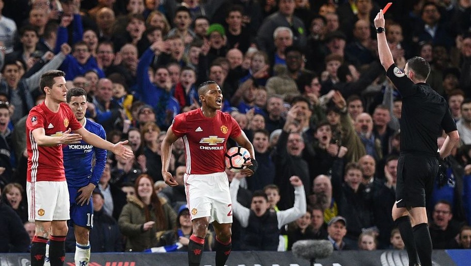 MU gục ngã trước Chelsea: “Nghệ thuật hắc ám” phản tác dụng - 1 Lối chơi chặt chém của MU phản tác dụng với thẻ đỏ của Ander Herrera