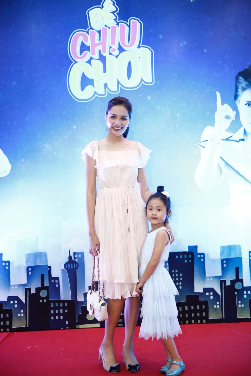 
Lần lượt những ngôi sao nổi tiếng như hoa hậu Hương Giang
