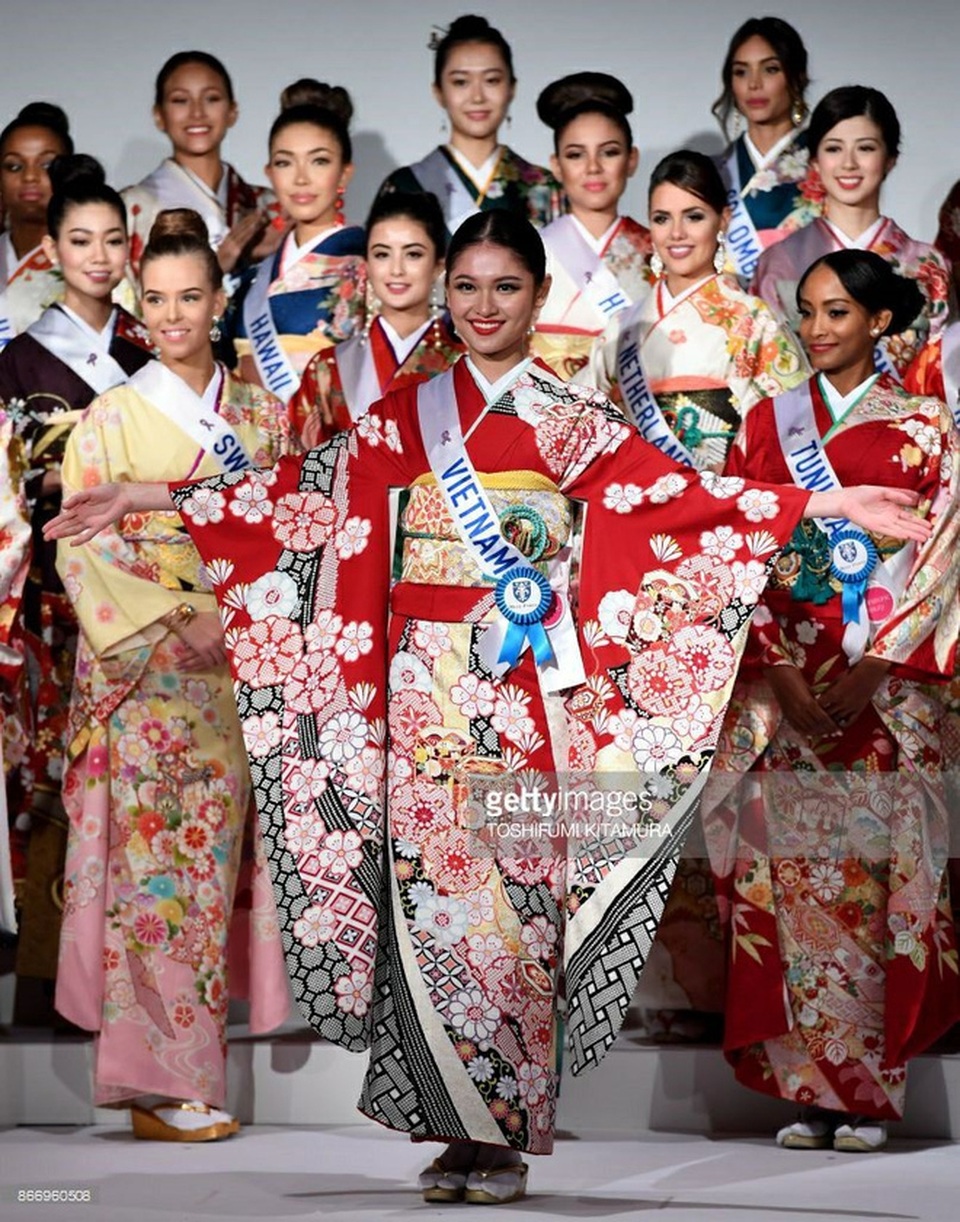 Thùy Dung đọ sắc cùng dàn thí sinh Hoa hậu Quốc tế 2017 - 48
Thùy Dung diện trang phục kimono trong phần chào hỏi của thí sinh Hoa hậu Quốc tế 2017.