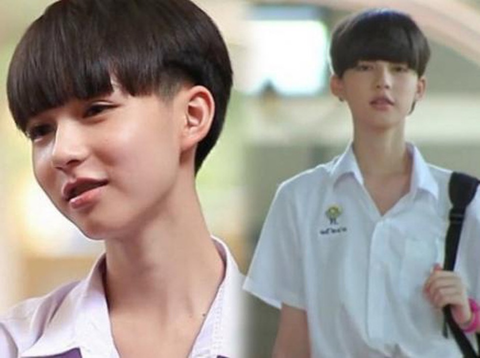 Cận cảnh nhan sắc của tân hoa hậu chuyển giới Thái Lan trước khi phẫu thuật thẩm mỹ - 6
Lên cấp 2, Yoshi Rinrada Thurapan bắt đầu bộc lộ xu hướng nữ tính và thích trang điểm cũng như tạo dáng giống con gái dù cậu là một nam sinh.