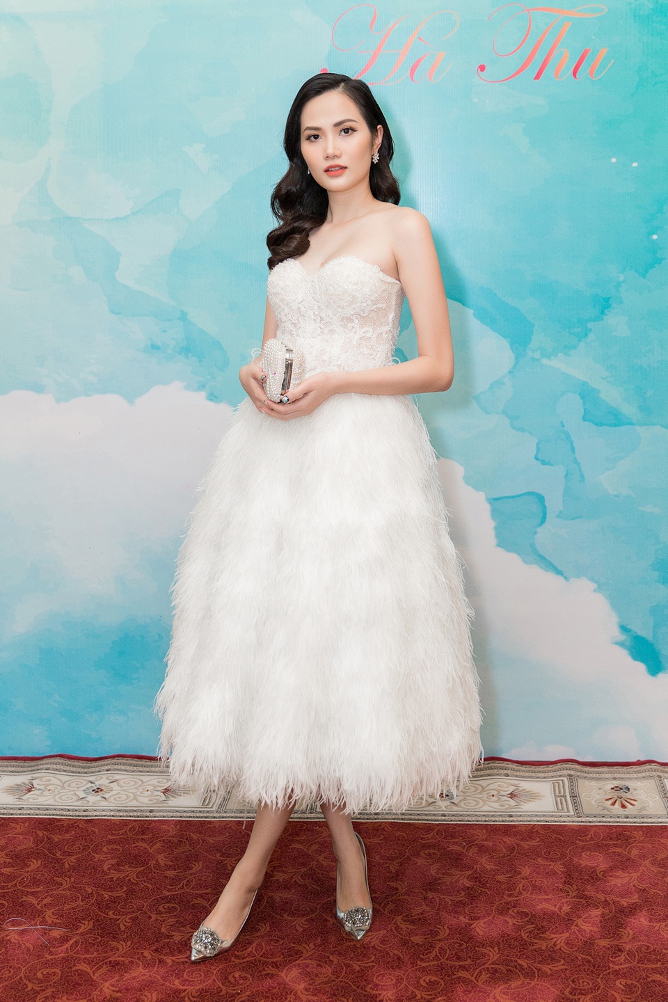 Hoa hậu Đông Nam Á Diệu Linh cũng bất ngờ xuất hiện với bộ váy trắng hiện đại, cuốn hút. Từ trước đến nay, do bận rộn với công việc kinh doanh, Diệu Linh hạn chế góp mặt trong các sự kiện giải trí.