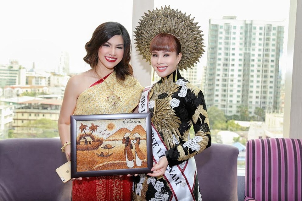 Hoa hậu Quý bà Hoàn vũ Việt Nam hội ngộ dàn hoa hậu quốc tế ở Thái Lan - 2 Hằng Nguyễn tặng tranh gạo cho Mrs International 2016.