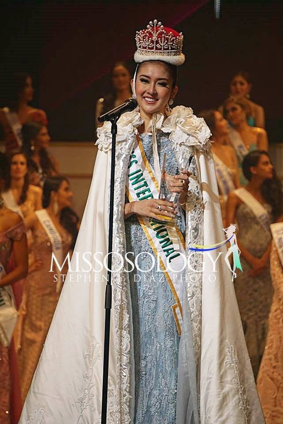Người đẹp Indonesia trở thành Hoa hậu Quốc tế 2017, Thùy Dung trượt top 15 - 1
Người đẹp Indonesia – Kevin Lilliana đã đăng quang ngôi vị Hoa hậu Quốc tế 2017, ngày 14/11.