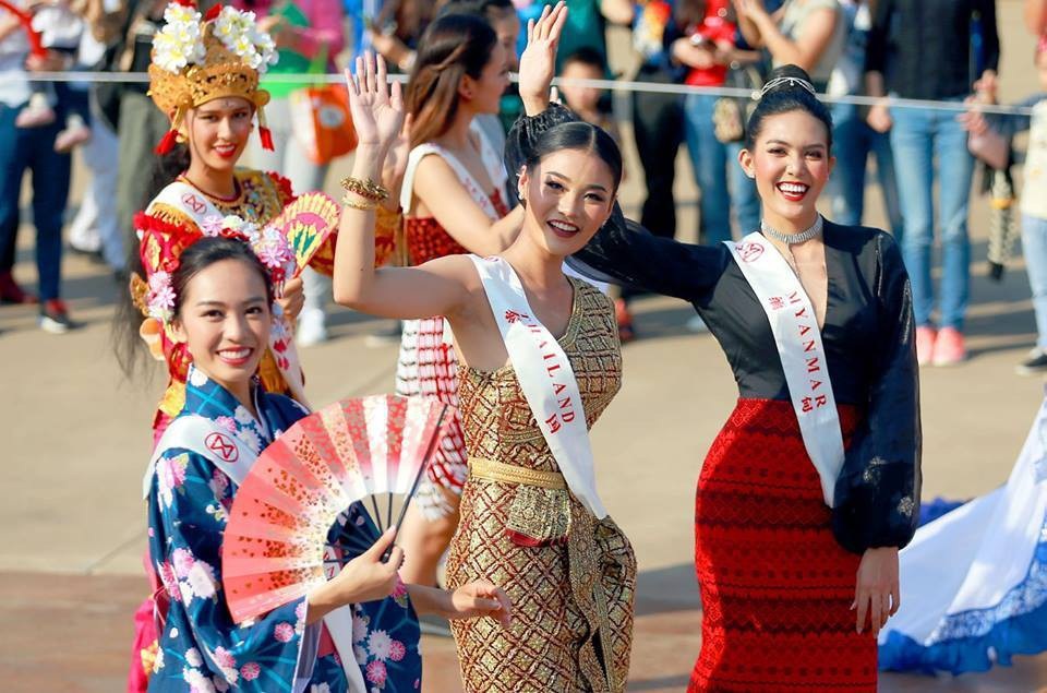 Người đẹp Hoa hậu Thế giới 2017 rực rỡ trong lễ hội đường phố - 9 Người đẹp Hoa hậu Thế giới 2017 rực rỡ trong lễ hội đường phố - 9