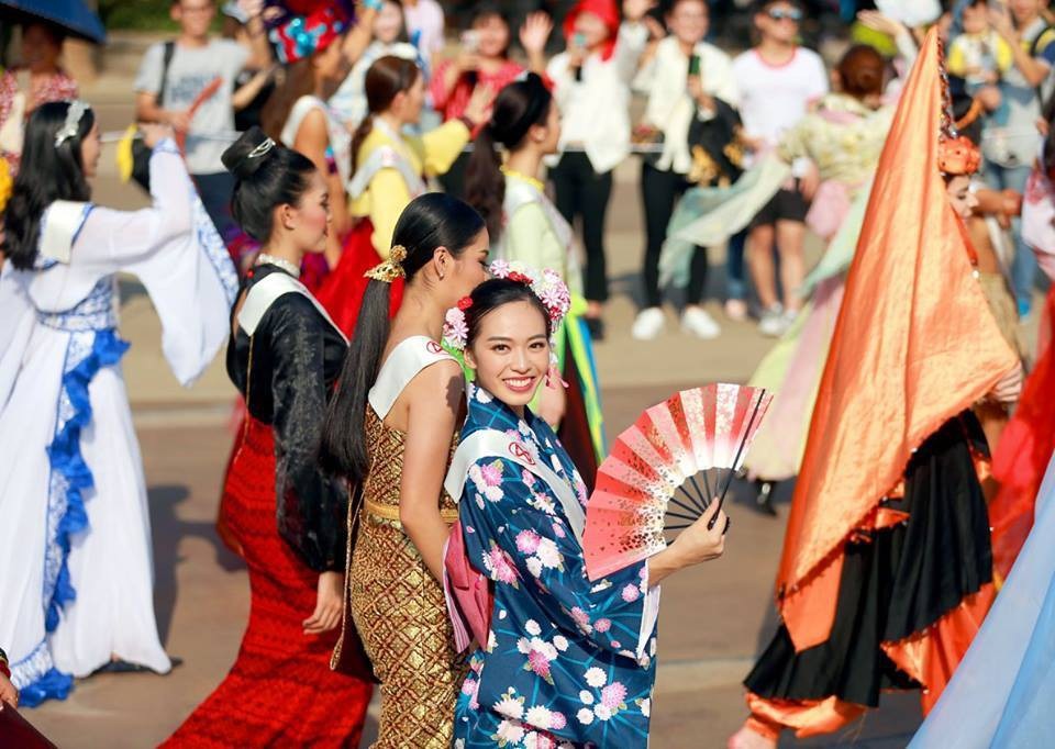 Người đẹp Hoa hậu Thế giới 2017 rực rỡ trong lễ hội đường phố - 27 Người đẹp Hoa hậu Thế giới 2017 rực rỡ trong lễ hội đường phố - 27