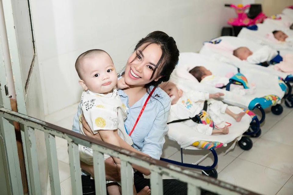 Hoa hậu điện ảnh Sella Trương dành trọn tiền thưởng làm từ thiện trước khi về Mỹ - 3 Hoa hậu điện ảnh Sella Trương dành trọn tiền thưởng làm từ thiện trước khi về Mỹ - 3