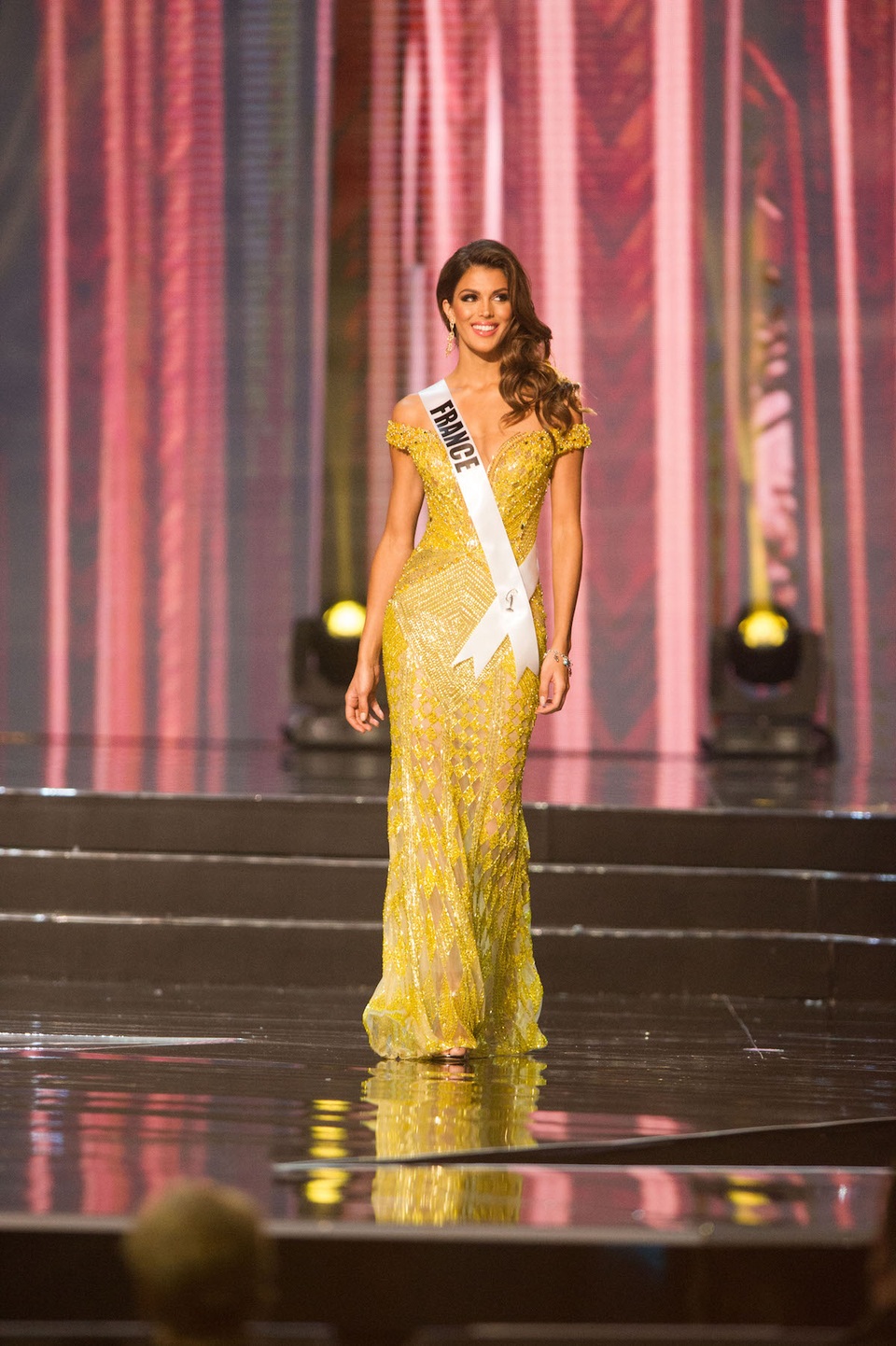 Nhan sắc ngọt ngào và rực lửa của tân hoa hậu hoàn vũ - 16
Iris Mittenaere sinh ra tại một tỉnh thuộc miền Bắc nước Pháp. Cô đang theo học chuyên ngành phẫu thuật nha khoa. Bên cạnh công việc nghiên cứu tại trường đại học, Iris còn có đam mê mạnh mẽ với thể thao, nấu ăn, đặc biẹt là các món truyền thống của Pháp và đi du lịch.