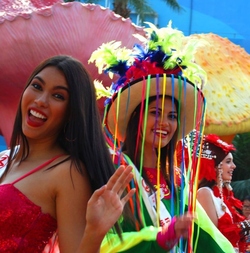 Người đẹp Hoa hậu Thế giới 2017 rực rỡ trong lễ hội đường phố - 18 Người đẹp Hoa hậu Thế giới 2017 rực rỡ trong lễ hội đường phố - 18