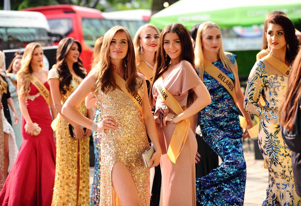 80 nhan sắc của Miss Grand International 2017 đến Việt Nam - 10 Ban tổ chức (BTC) cho biết nhiều thí sinh đến cuộc thi cũng bị thất lạc hành lý hoàn toàn đã được sự hỗ trợ của BTC để có thể tham gia ngay vào các hoạt động của chương trình.