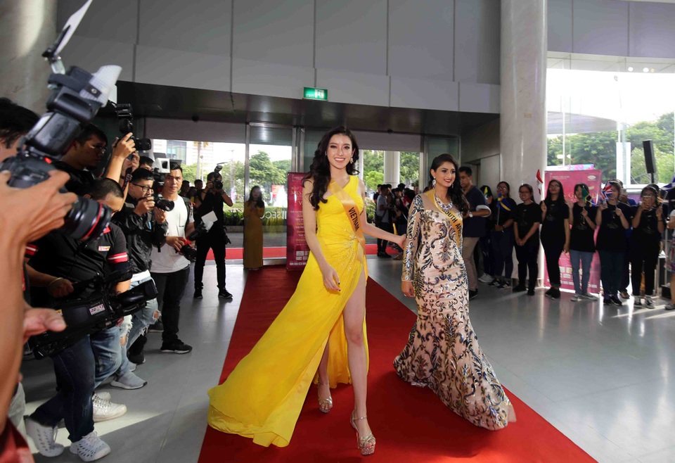 80 nhan sắc của Miss Grand International 2017 đến Việt Nam - 2 Ngay trước giờ bước vào cuộc thi, gia đình Huyền My, bố cô đã bất ngờ chia sẻ những ngày qua Huyền My - đại diện Việt Nam vô cùng căng thẳng và lo lắng. Áp lực từ việc luyện tập, giữ gìn nhan sắc, vóc dáng và tinh thần trước khi bước vào cuộc thi khiến Huyền My và cả gia đình phải rơi vào tình trạng khủng hoảng theo.