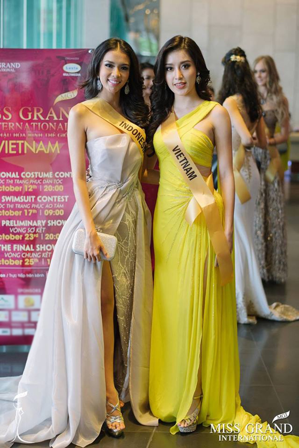 80 nhan sắc của Miss Grand International 2017 đến Việt Nam - 3 Thí sinh đến từ Indonesia cũng chụp ảnh lưu niệm cùng đại diện nước chủ nhà.