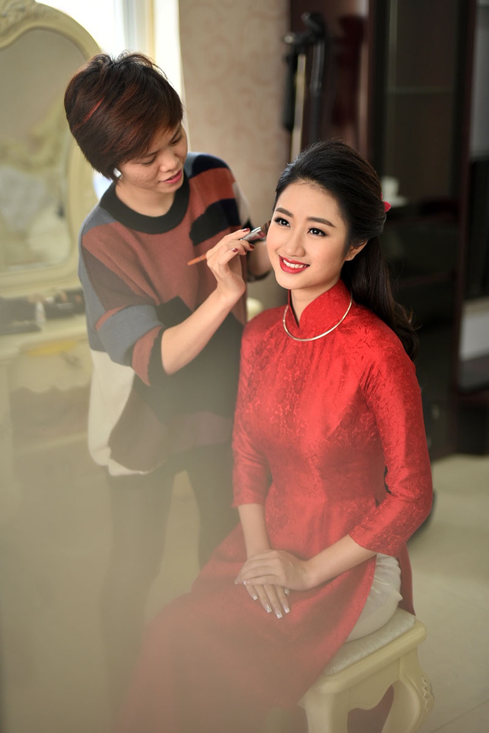 Một số hình ảnh khác của Hoa hậu Thu Ngân trong lễ ăn hỏi và rước dâu.