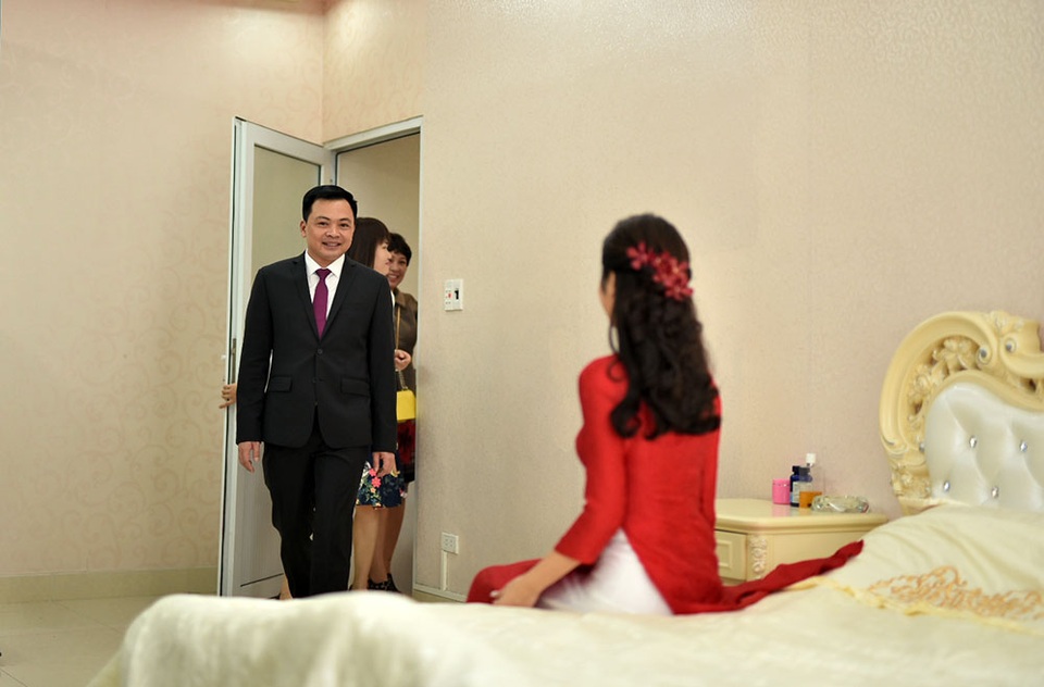 Giây phút chú rể vào đón cô dâu - Hoa hậu Thu Ngân.