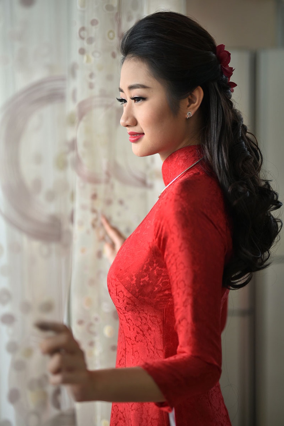 Cô dâu Thu Ngân hồi hộp trước giờ chú rể đến đón.