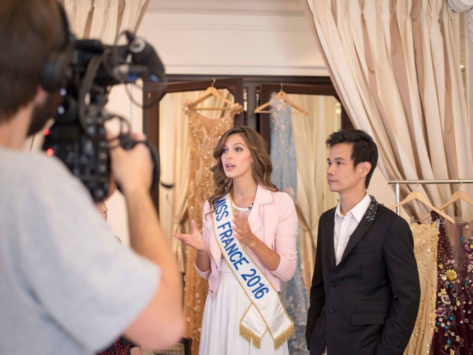 Tân Hoa hậu Hoàn vũ diện trang phục của thiết kế Việt Nam khi đăng quang - 4
NTK Hoàng Hải khá có duyên với Hoa hậu người Pháp khi liên tục có thời gian làm việc cùng họ. Trong ảnh: NTK Hoàng Hải (áo vest đen) cùng hoa hậu Pháp 2016.