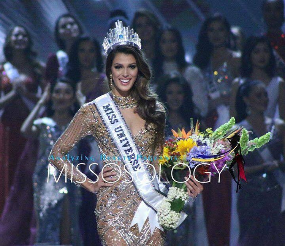 Tân Hoa hậu Hoàn vũ diện trang phục của thiết kế Việt Nam khi đăng quang - 1
Hoa hậu Hoàn Vũ Pháp - Iris Mittenaere đã chọn nhà thiết kế (NTK) Hoàng Hải của Việt Nam làm người đồng hành cùng cô trong trang phục dạ hội của ở hai phần thi bán kết và chung kết cuộc thi Hoa hậu Hoàn vũ năm nay.