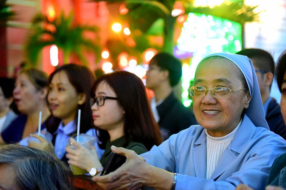 Người Sài Gòn rủ nhau ra phố đón Giáng sinh sớm - 14
Tại các nhà thờ, không khí Noel cũng đang rộn rã.