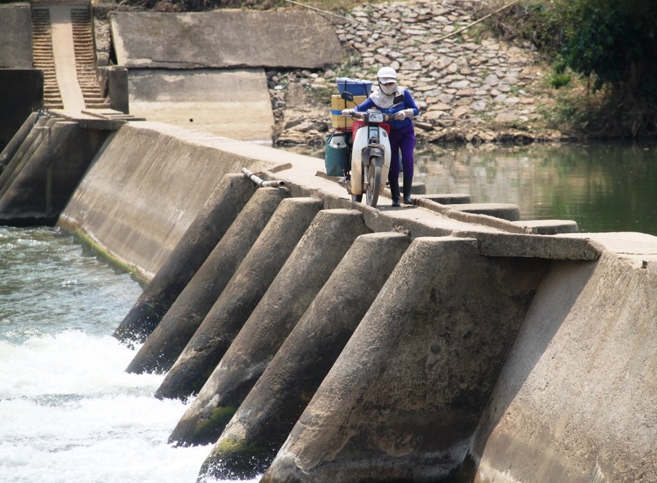 Thót tim cảnh dân liều mình băng qua đập tràn "tử thần" - 3 Những xe máy chở hàng phải xuống xe dắt bộ nhưng chỉ một sơ sẩy nhỏ là té xuống sông có thể nguy hiểm đến tính mạng