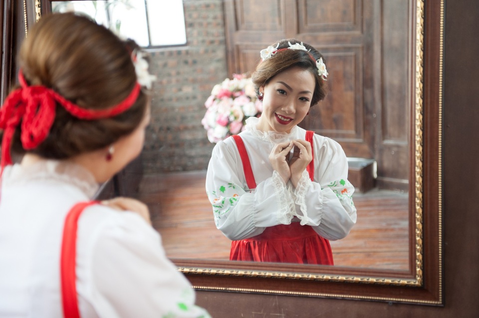 NSND Hoàng Dũng xuất hiện trong MV "Đôi bờ" - 1 Ca sỹ Hiền Anh trong hình ảnh cô gái Nga.